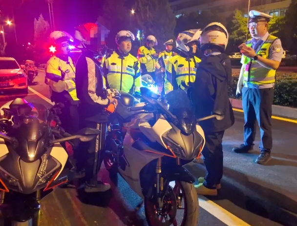 严查 “飙车炸街” ！高考在即，吕梁汾阳公安交警守护学子逐梦