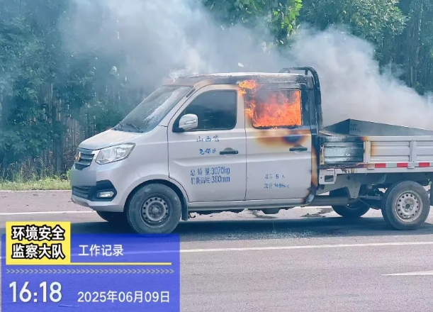 车辆着火  临汾公安交警紧急救援