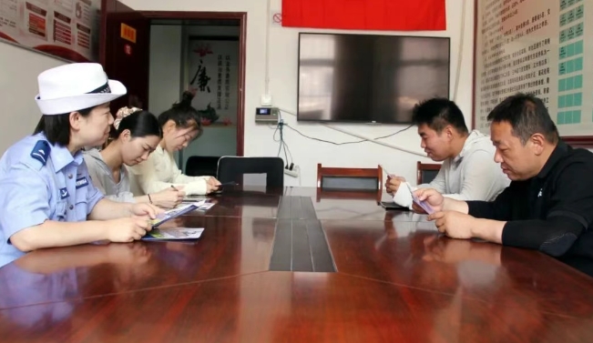 临汾公安交警进社区  共筑头盔“生命线” 开展骑乘交通安全主