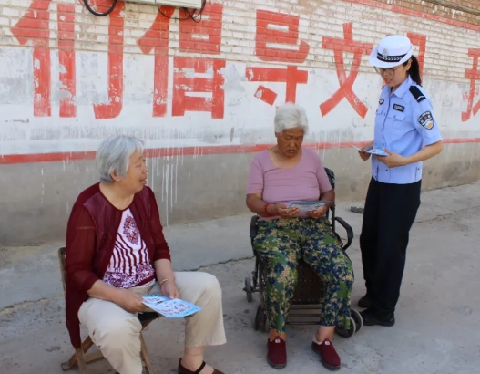 临汾侯马交警开展“银发专场”：出行要守交规，办事防“黑中介”