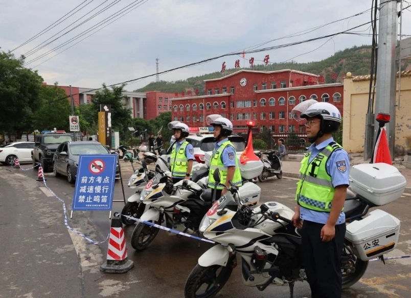 吕梁石楼交警：护航中考 “警”心“警”力