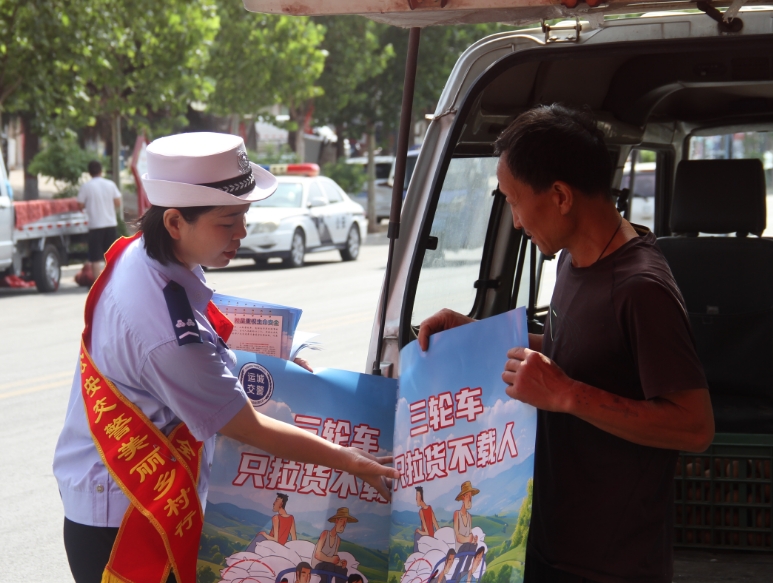 运城平陆公安交警进集市开展交通安全宣传活动