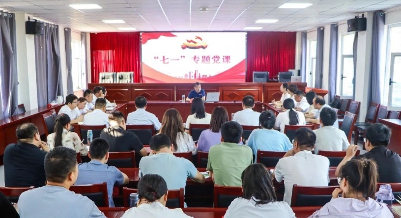 忻州静乐县委书记宣文晓在王村镇讲授“七一”专题党课