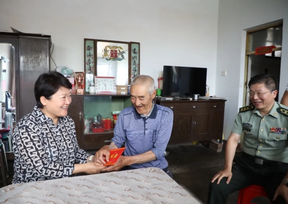 太原尖草坪区：刘锦春开展“七一”走访慰问活动