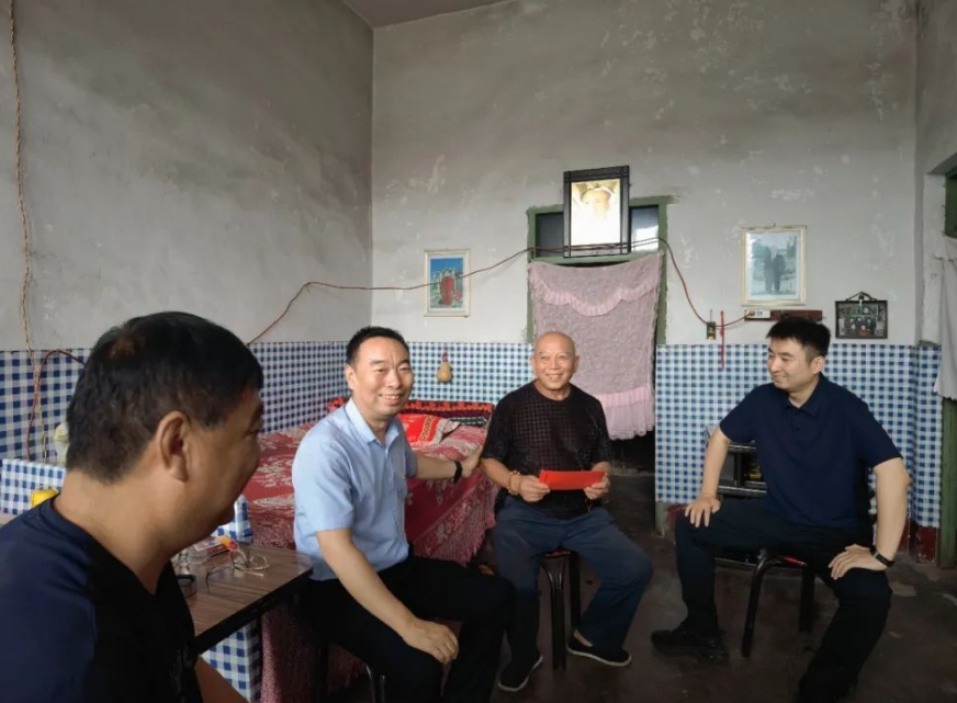 晋中灵石县检察院党组一行“七一”节前走访慰问生活困难老党员
