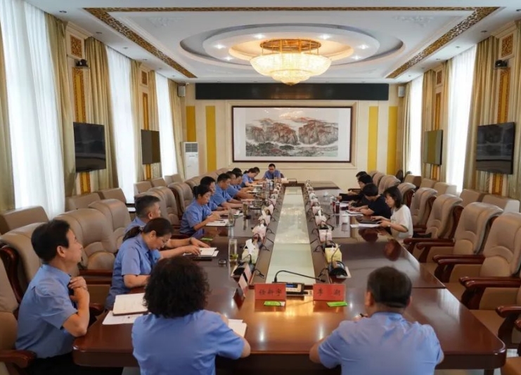 长治市人民检察院党组副书记、主持日常工作的副检察长闫红花一行深入潞州区人民检察院