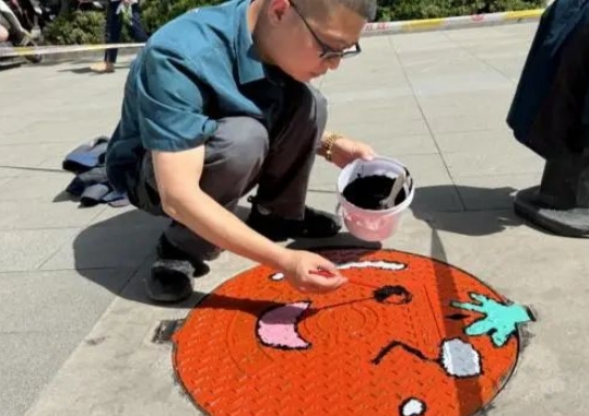 太原万柏林区南寒街道：小小井盖绘童话  邻里共享好时光