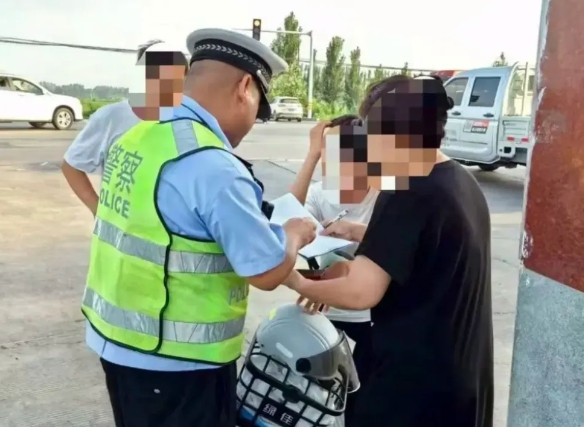 临汾公安交警守护青春安全  严查未成年人驾乘摩托车、电动自行车违法行为