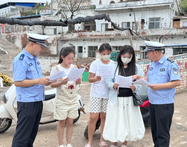 吕梁柳林交警“进家庭” 敲门入户“送安全”