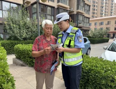 运城稷山交警进社区对“银发”一族开展交通安全宣传活动