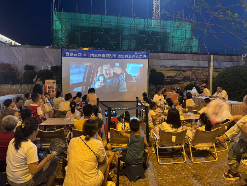 太原万柏林区小井峪街道：夏夜纳凉  光影有约