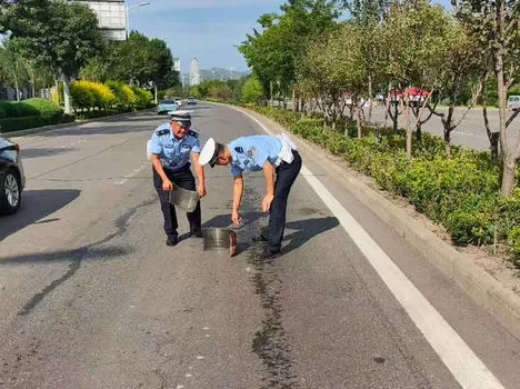 巡逻途中遇掉落物  长治壶关交警清理保畅