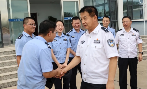 运城：石宝吉一行赴万荣慰问一线公安民辅警