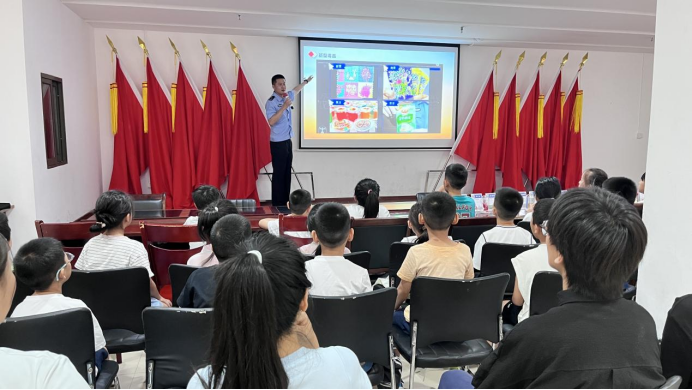 河南郑州：禁毒宣传走进暑假班 孩子们喜提“防毒锦囊”