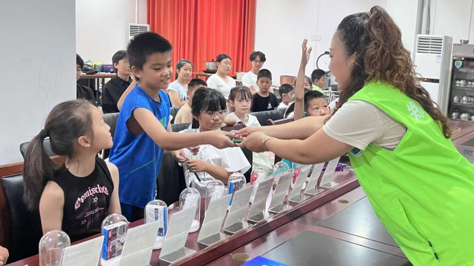 河南郑州:禁毒宣传走进暑假班 孩子们喜提“防毒锦囊”364.png