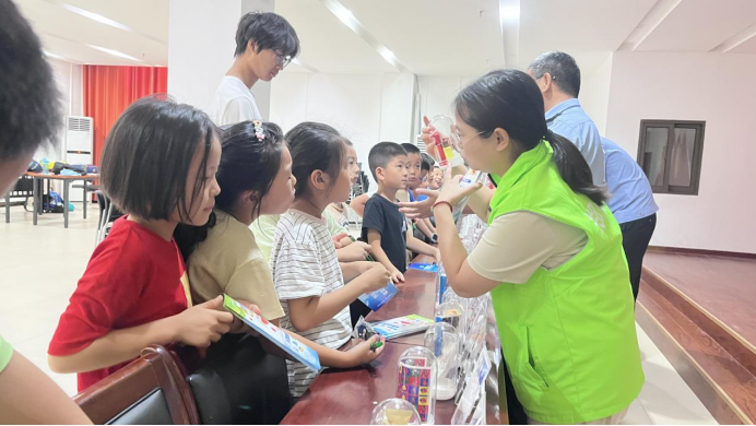 河南郑州:禁毒宣传走进暑假班 孩子们喜提“防毒锦囊”470.png