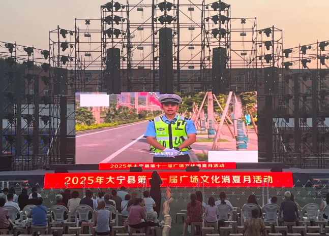 临汾公安交警走进消夏晚会现场开展“守护安全路”未成年人骑行安全主题宣传活动