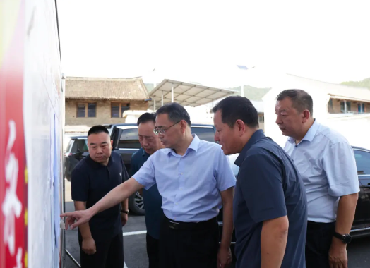 晋城市检察院党组书记、检察长李晓波在沁水县土沃乡后马元村调研