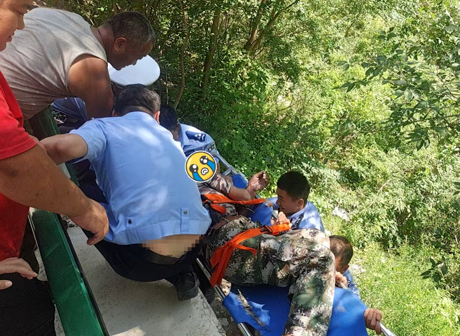 长治壶关：七旬老人跌落路边  警民携手暖心救援