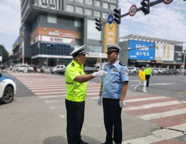 忻州原平市公安局交通管理大队大队长白伟深入一线督导检查“一盔一带”工作