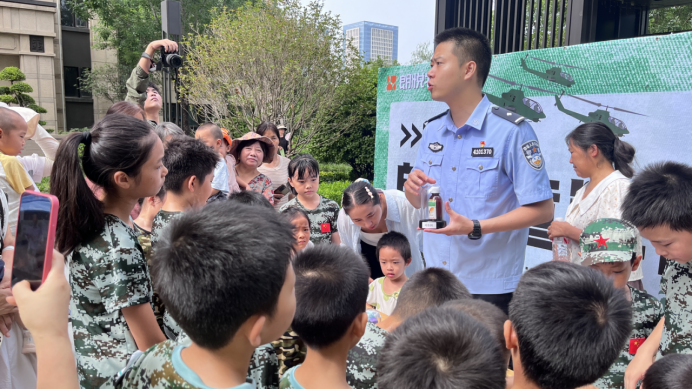 河南郑州：军训场上的“禁毒小课堂” 少年们的户外防毒课