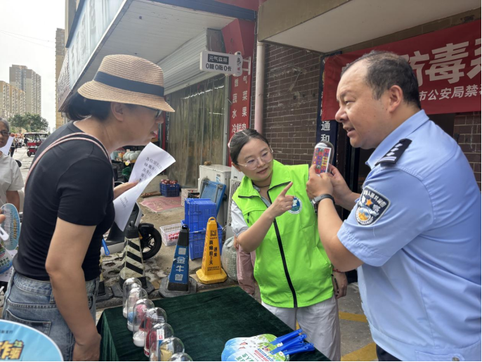 河南：郑州禁毒“烟火气” 通和社区里的“普法摊”