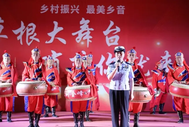 临汾公安交警奏响夏季交通安全“宣传曲”