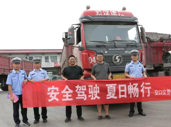 吕梁交口：交警宣传“进企业 ” 拧紧运输“安全阀”