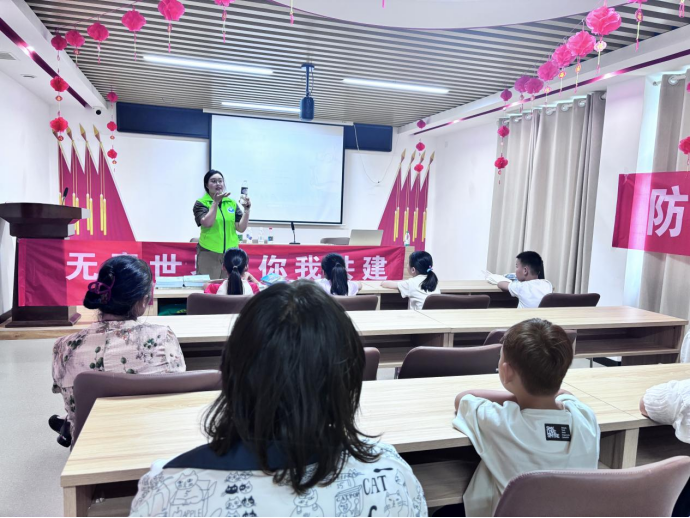 河南郑州：巧手绘清风 禁毒润童心