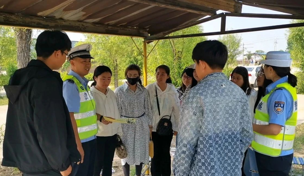吕梁交城公安交警走进交通驾校开展道路交通安全宣传活动