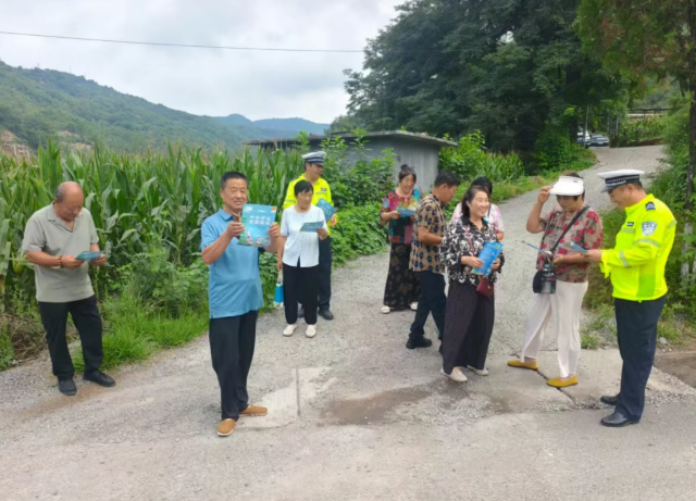 临汾公安交警进农村开展交通安全宣讲活动，共筑暑期交通安全防线