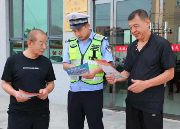 临汾公安交警走进辖区社区开展“暑期交通安全宣传教育活动