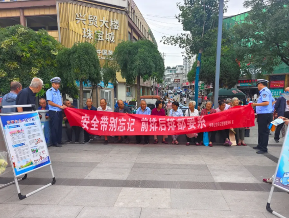 吕梁兴县交警走进广场对“银发”一族开展交通安全宣传活动