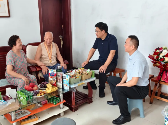 组织慰问显温情  抗战精神永传承——运城市委老干部局走访慰问我院97岁抗战老同志