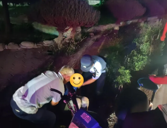 长治壶关公安：男子骑车坠水沟  民警援手暖人心