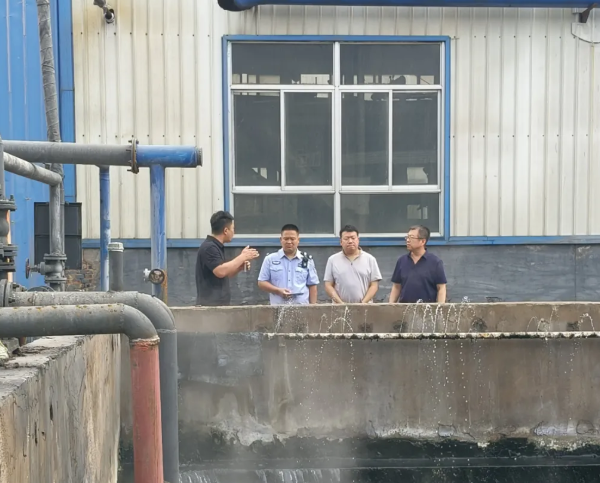 晋中平遥县香乐派出所深入橡胶厂开展安全检查，为生产“保驾护航”