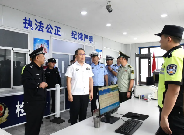 忻州：史红波同志在石咀公安检查站督导检查工作