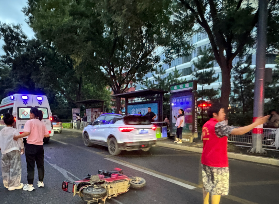 路遇交通事故  吕梁孝义志愿者及时救助并守护交通