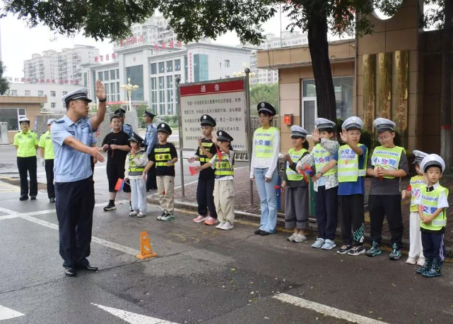 萌娃探秘警营，解锁“警”彩体验——忻州定襄县公安局举办第二届警营体验日活动