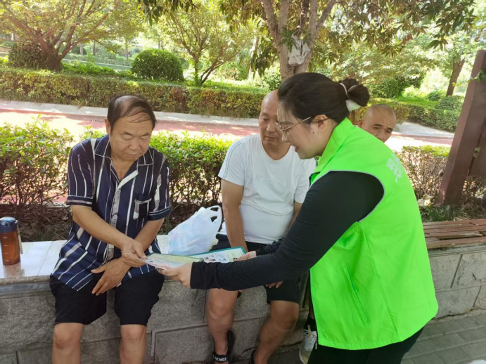 河南郑州：林荫树下话禁毒，无毒社会靠大家