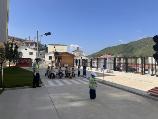 长治平顺交警“花式”开讲，带领萌娃学安全