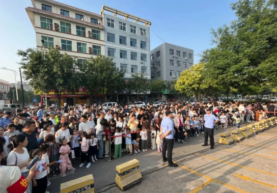 运城河津公安开启“护学模式”，守护值“MAX”