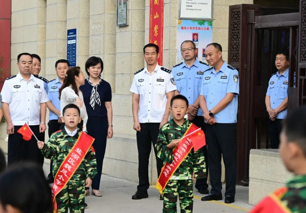 运城市公安机关组织开展 “平安校园”秋季开学集中护学活动