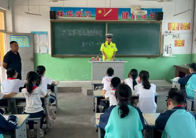 临汾公安交警走进辖区学校开启秋季开学第一课，点亮中小学生安全开学季
