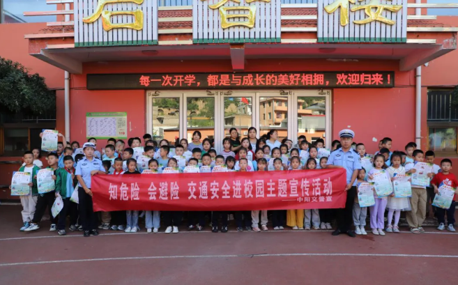 吕梁：交通安全进校园  守护成长“警”相随
