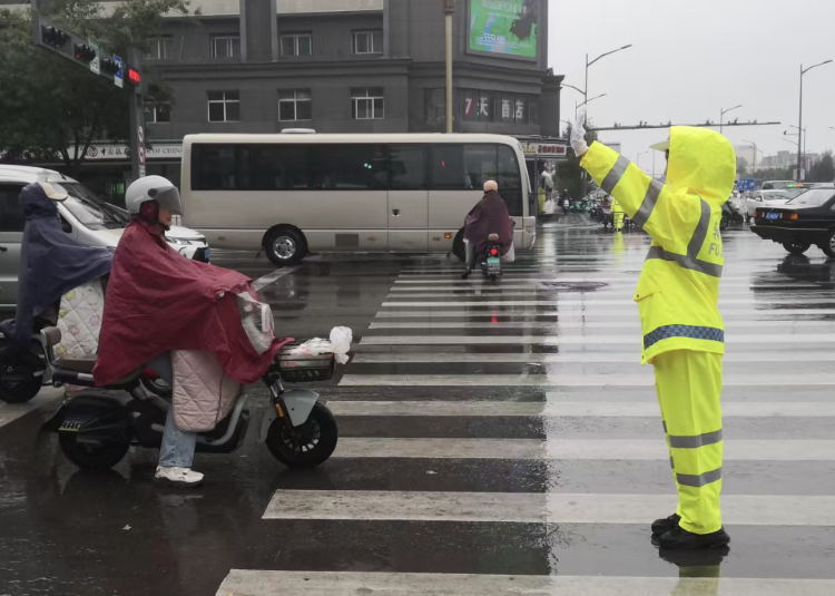 临汾公安交警雨天执勤保平安，确保人民群众出行安全！