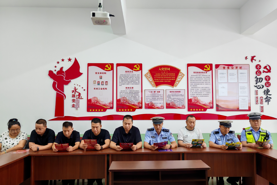 吕梁孝义公安交警：走进水峪矿车队  共筑交通安全“防火墙”