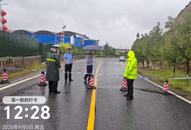 吕梁石楼县公安局交管大队积极应对恶劣天气 保障道路安全