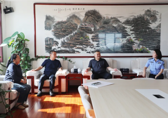 临汾市公安局党委委员、政治部主任李晓斌深入洪洞县公安局看望慰问英烈家属