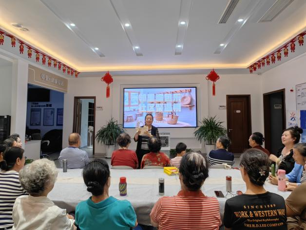 太原万柏林区兴华街道滨河社区：邻里编包乐  社区聚温情